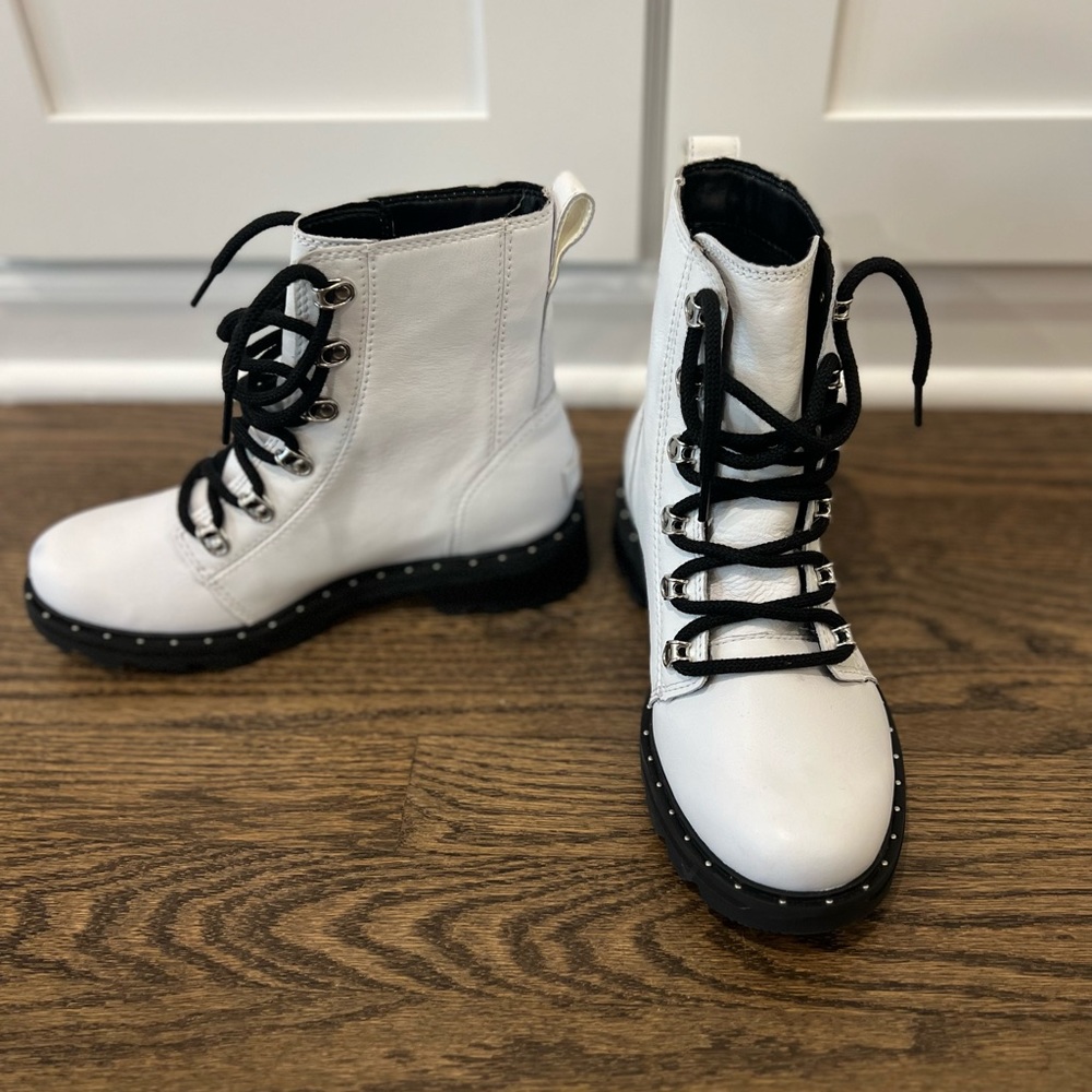 Sorel Lennox White Lace Boots 7